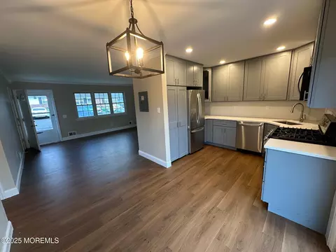 8 Missouri Ct, Matawan, NJ 07747