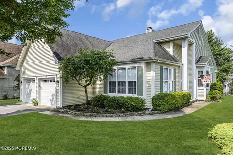 7 Woodlake Ct, Barnegat, NJ 08005