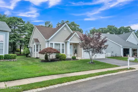 19 Fountain View Dr, Barnegat, NJ 08005