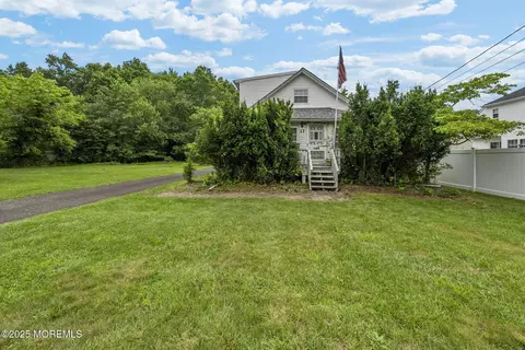 17 Wood Ave, Englishtown, NJ 07726