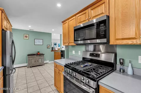 Kitchen - 21 Lenape Trl, Brick, NJ 08724 photo 2 of 3