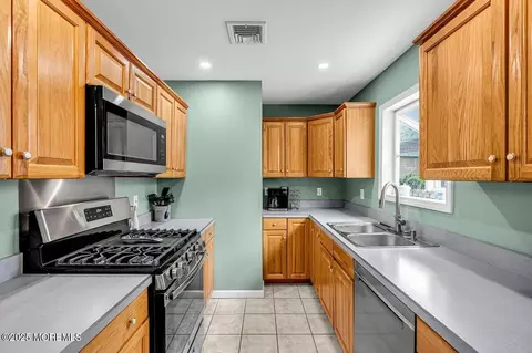 Kitchen - 21 Lenape Trl, Brick, NJ 08724 photo 1 of 3