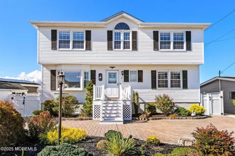 8 Mary Alice Rd, Beach Haven West, NJ 08050