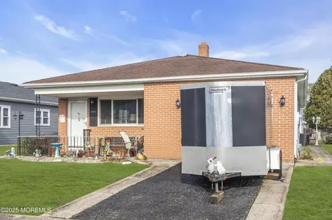 8 Tijuana Ct, Toms River, NJ 08757