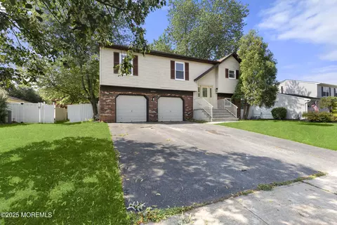 17 Cherry Bend Dr, Howell, NJ 07731