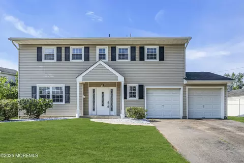 16 Cresci Blvd, Hazlet, NJ 07730