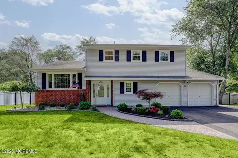 10 Arbach Ln, Manalapan, NJ 07726