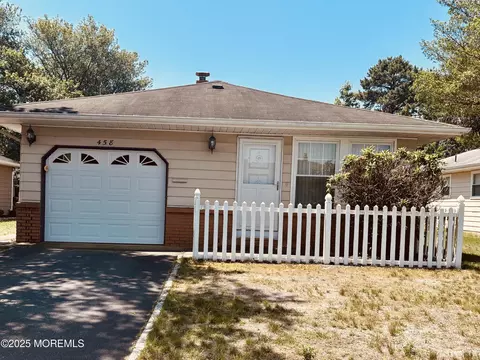 458 Jamaica Blvd, Toms River, NJ 08757