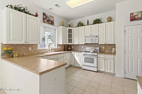 Kitchen - 3 Millstone Way, Waretown, NJ 08758 photo 2 of 6