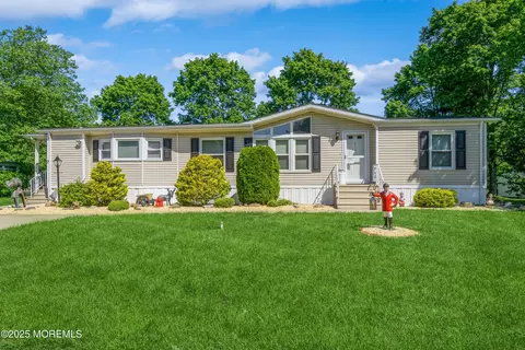 9 Copperfield Dr, Cream Ridge, NJ 08514