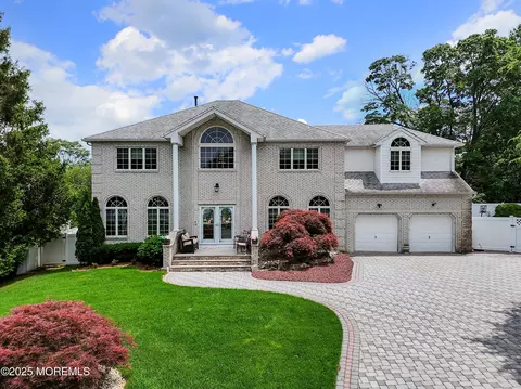 3 Magnolia Ct, Matawan, NJ 07747