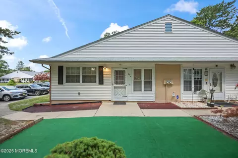 34 B Crestwood Ct, Whiting, NJ 08759