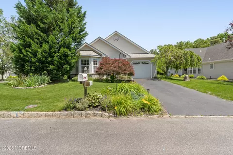 31 Strawberry Ln, Lakewood, NJ 08701