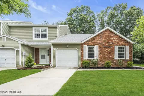 63 Oak Ln, Eatontown, NJ 07724