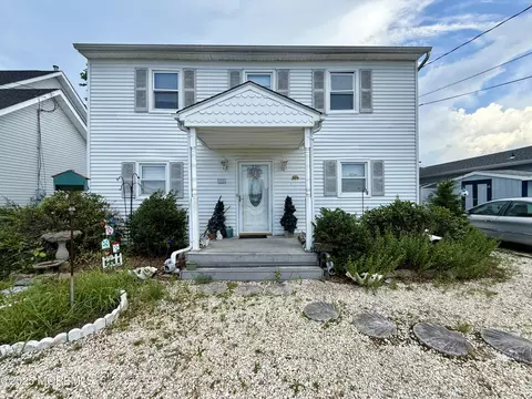 705 Roanoke Dr, Forked River, NJ 08731