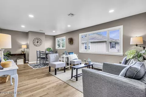 25 Montserrat St, Toms River, NJ 08757