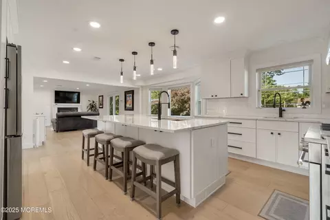 18 Rowena Rd, Manalapan, NJ 07726