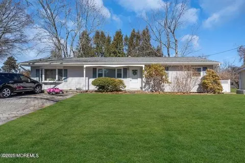 8 Spruce Ter, Jackson, NJ 08527