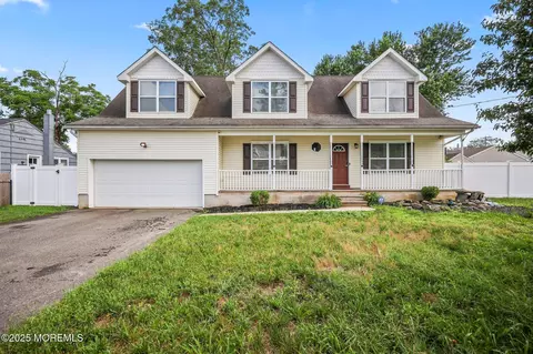 18 4th Ave, Toms River, NJ 08757