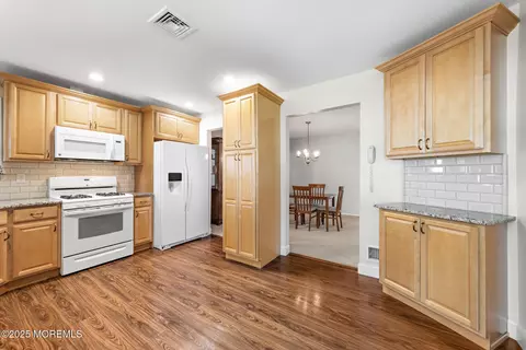 Kitchen - 40 Canterbury Dr, Forked River, NJ 08731 photo 4 of 5