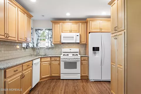 Kitchen - 40 Canterbury Dr, Forked River, NJ 08731 photo 3 of 5