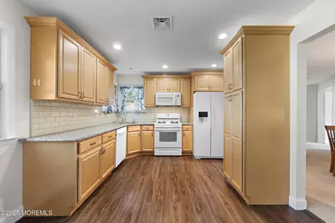 Kitchen - 40 Canterbury Dr, Forked River, NJ 08731 photo 2 of 5
