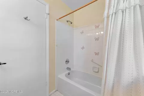 Bath - 40 Canterbury Dr, Forked River, NJ 08731 photo 2 of 4