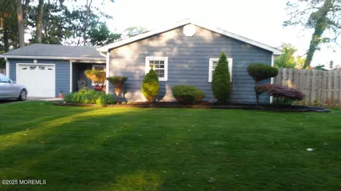 125 Sherwood Ln, Toms River, NJ 08753