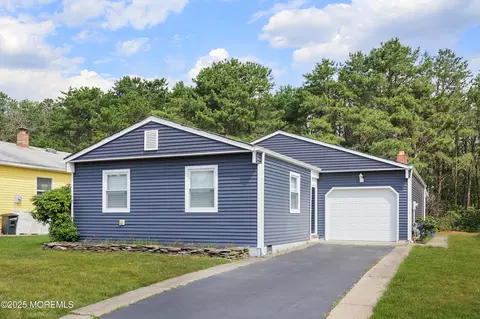 8 Portsmouth Dr, Toms River, NJ 08757