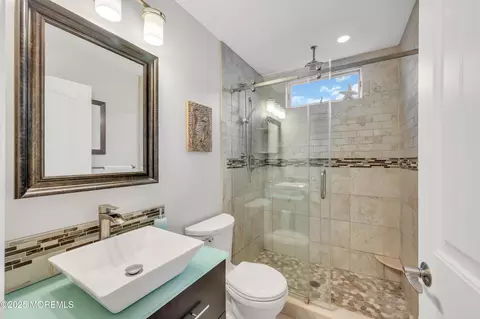 Bath - 1007 Aloha Dr, Forked River, NJ 08731 photo 2 of 3