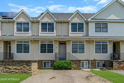 25 Rockefeller Dr, Lakewood, NJ 08701