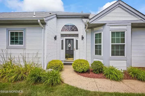47 Gainsborough Ct, Manalapan, NJ 07726