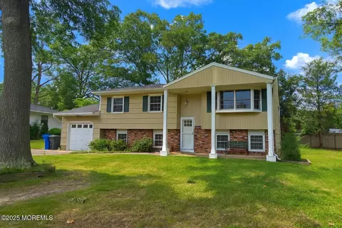 20 Woodridge Ave, Toms River, NJ 08755