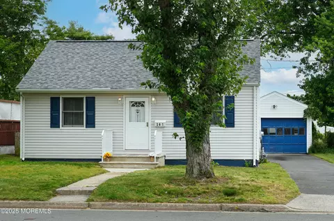 207 Ridge Ave, Belford, NJ 07718