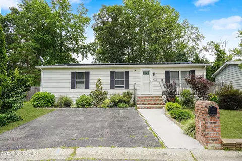 14 Cedar Ct, Manalapan, NJ 07726