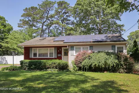 8 N Cherokee Ln, Brick, NJ 08724