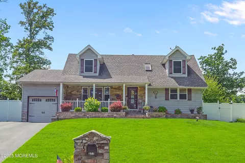 977 Stafford Dr, Toms River, NJ 08753