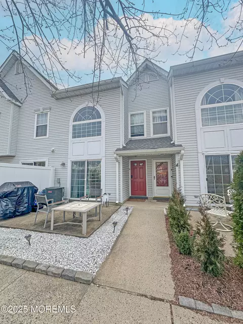 6 Madison Ct, Tinton Falls, NJ 07712