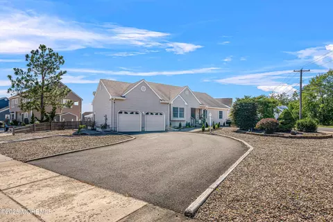 50 Yardarm Ct, Bayville, NJ 08721