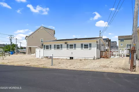 8 Ralph Ln, Beach Haven West, NJ 08050