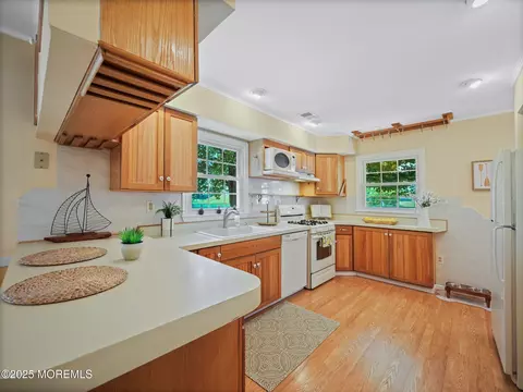 Kitchen - 962 Columbus Dr, Brick, NJ 08724 photo 2 of 2