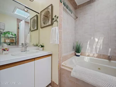 Bath - 962 Columbus Dr, Brick, NJ 08724 photo 2 of 2