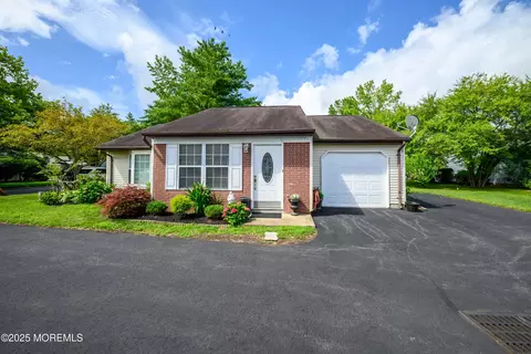 17 Linton Close Close #1000, Freehold, NJ 07728