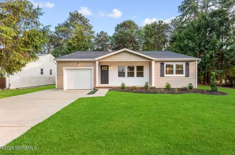 25 Bennington Dr, Toms River, NJ 08757