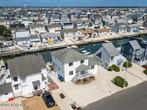 12 Peggy Ln, Beach Haven West, NJ 08050