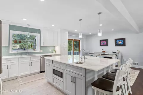 5 Maplecrest Ct, Toms River, NJ 08753