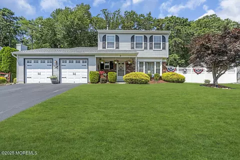 8 Yellowstone Ln, Howell, NJ 07731