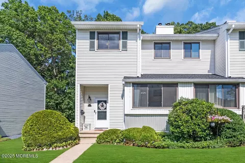 236 Clubhouse Dr, Middletown, NJ 07748