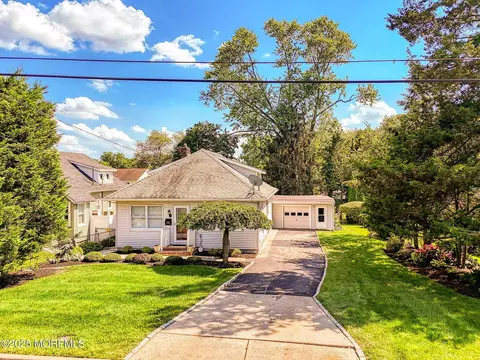 48 Washington Ave, Middletown, NJ 07748