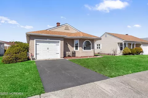 40 Prince Charles Dr, Toms River, NJ 08757